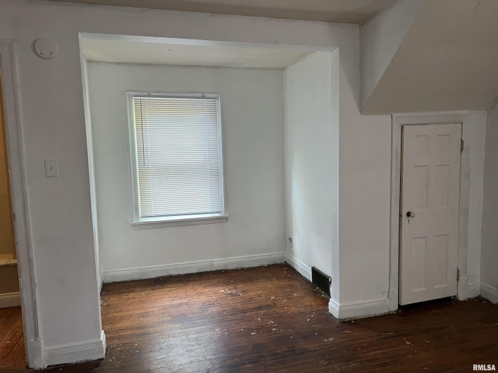 404 ELM Street, Carbondale, Illinois 62901, 4 Bedrooms Bedrooms, 0 ,2 BathroomsBathrooms,Residential,For Sale,ELM,0,RMAEB457942