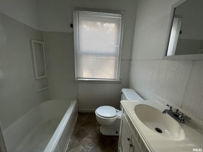 404 ELM Street, Carbondale, Illinois 62901, 4 Bedrooms Bedrooms, 0 ,2 BathroomsBathrooms,Residential,For Sale,ELM,0,RMAEB457942