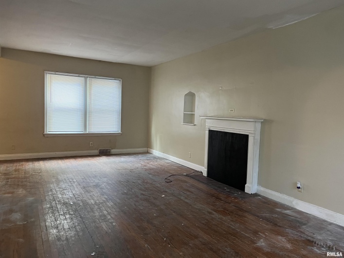 404 ELM Street, Carbondale, Illinois 62901, 4 Bedrooms Bedrooms, 0 ,2 BathroomsBathrooms,Residential,For Sale,ELM,0,RMAEB457942