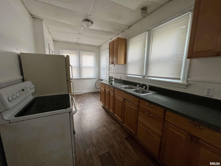 404 ELM Street, Carbondale, Illinois 62901, 4 Bedrooms Bedrooms, 0 ,2 BathroomsBathrooms,Residential,For Sale,ELM,0,RMAEB457942