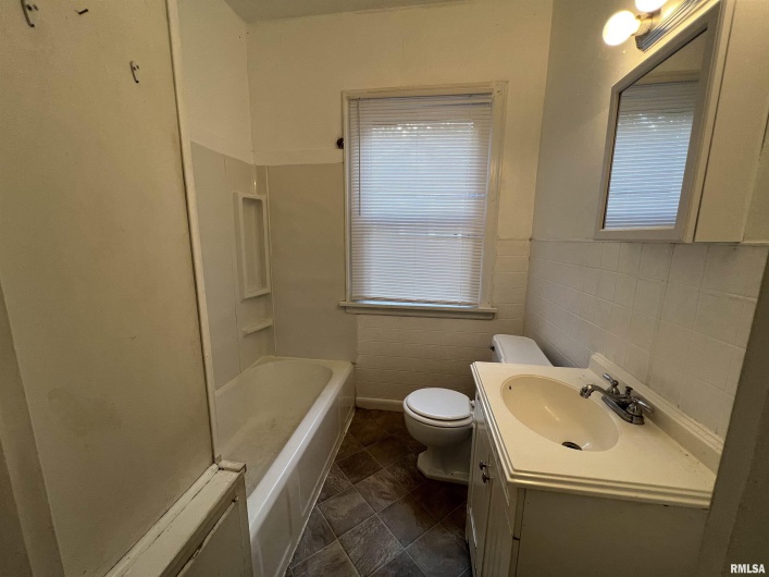 404 ELM Street, Carbondale, Illinois 62901, 4 Bedrooms Bedrooms, 0 ,2 BathroomsBathrooms,Residential,For Sale,ELM,0,RMAEB457942