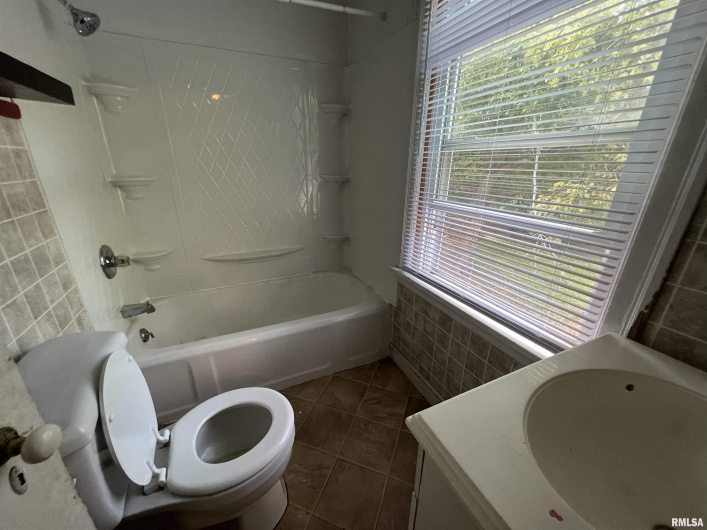 404 ELM Street, Carbondale, Illinois 62901, 4 Bedrooms Bedrooms, 0 ,2 BathroomsBathrooms,Residential,For Sale,ELM,0,RMAEB457942