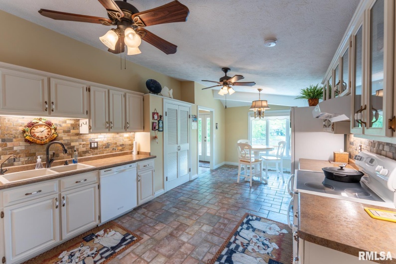 12687 Shoreland Drive, Marion, Illinois 62959, 3 Bedrooms Bedrooms, 0 ,2 BathroomsBathrooms,Residential,For Sale,Shoreland,0,RMAEB457961