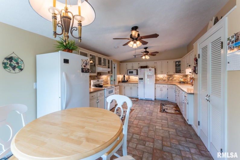 12687 Shoreland Drive, Marion, Illinois 62959, 3 Bedrooms Bedrooms, 0 ,2 BathroomsBathrooms,Residential,For Sale,Shoreland,0,RMAEB457961