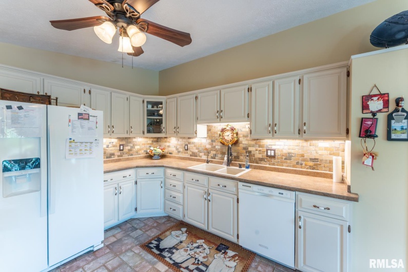 12687 Shoreland Drive, Marion, Illinois 62959, 3 Bedrooms Bedrooms, 0 ,2 BathroomsBathrooms,Residential,For Sale,Shoreland,0,RMAEB457961