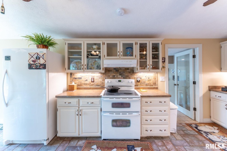 12687 Shoreland Drive, Marion, Illinois 62959, 3 Bedrooms Bedrooms, 0 ,2 BathroomsBathrooms,Residential,For Sale,Shoreland,0,RMAEB457961