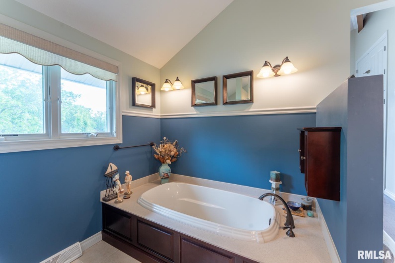 12687 Shoreland Drive, Marion, Illinois 62959, 3 Bedrooms Bedrooms, 0 ,2 BathroomsBathrooms,Residential,For Sale,Shoreland,0,RMAEB457961