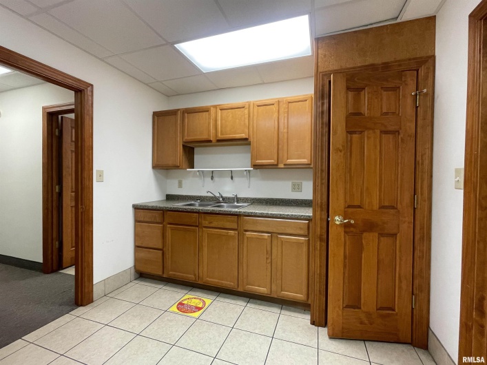 601 UNIVERSITY Avenue, Carbondale, Illinois 62901, 0 , 0 ,0,Commercial Lease,For Sale,UNIVERSITY,0,RMAEB457972