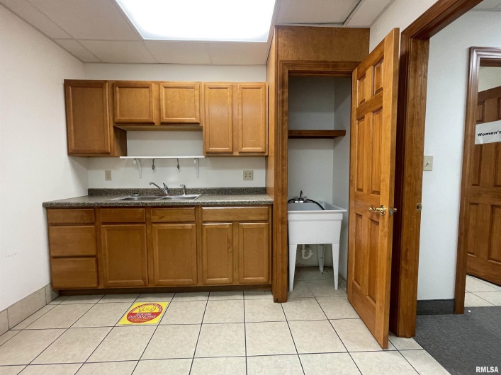 601 UNIVERSITY Avenue, Carbondale, Illinois 62901, 0 , 0 ,0,Commercial Lease,For Sale,UNIVERSITY,0,RMAEB457972