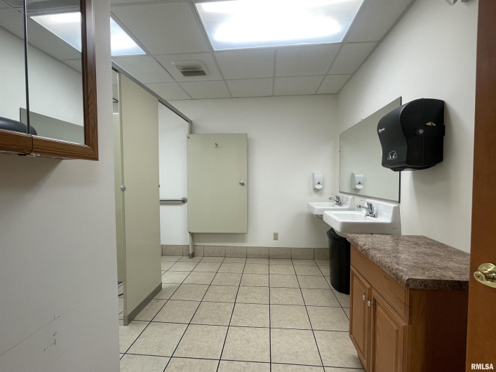 601 UNIVERSITY Avenue, Carbondale, Illinois 62901, 0 , 0 ,0,Commercial Lease,For Sale,UNIVERSITY,0,RMAEB457972