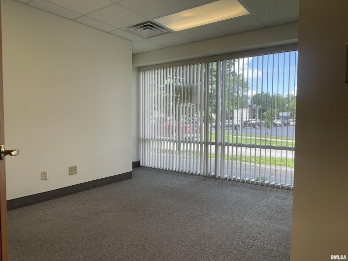 601 UNIVERSITY Avenue, Carbondale, Illinois 62901, 0 , 0 ,0,Commercial Lease,For Sale,UNIVERSITY,0,RMAEB457972