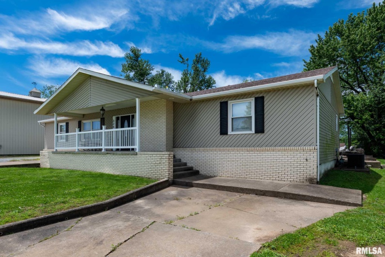 324 BROADWAY, Goreville, Illinois 62939, 4 Bedrooms Bedrooms, 0 ,3 BathroomsBathrooms,Residential,For Sale,BROADWAY,0,RMAQC4263371