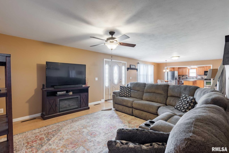 324 BROADWAY, Goreville, Illinois 62939, 4 Bedrooms Bedrooms, 0 ,3 BathroomsBathrooms,Residential,For Sale,BROADWAY,0,RMAQC4263371