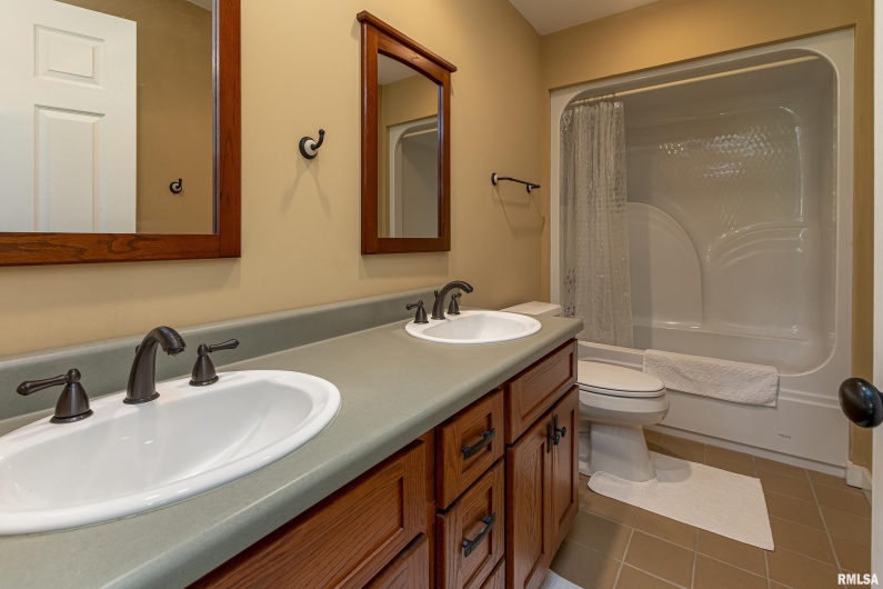 1127 Cedar Ridge Lane, Carbondale, Illinois 62901, 4 Bedrooms Bedrooms, 0 ,2 BathroomsBathrooms,Residential,For Sale,Cedar Ridge,0,RMAEB456983