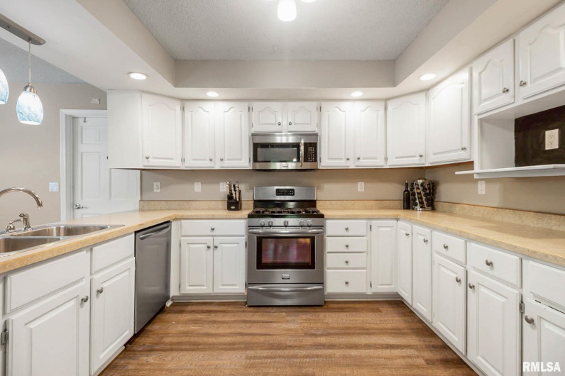 1816 Calico Road, Marion, Illinois 62959, 3 Bedrooms Bedrooms, 0 ,2 BathroomsBathrooms,Residential,For Sale,Calico,0,RMAQC4263528