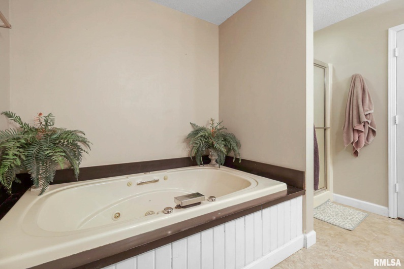 1816 Calico Road, Marion, Illinois 62959, 3 Bedrooms Bedrooms, 0 ,2 BathroomsBathrooms,Residential,For Sale,Calico,0,RMAQC4263528