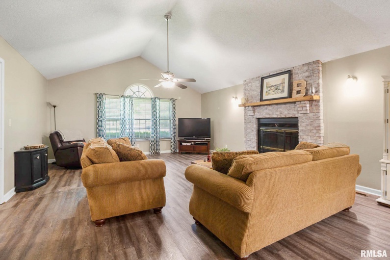 1816 Calico Road, Marion, Illinois 62959, 3 Bedrooms Bedrooms, 0 ,2 BathroomsBathrooms,Residential,For Sale,Calico,0,RMAQC4263528