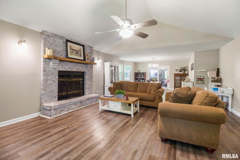 1816 Calico Road, Marion, Illinois 62959, 3 Bedrooms Bedrooms, 0 ,2 BathroomsBathrooms,Residential,For Sale,Calico,0,RMAQC4263528