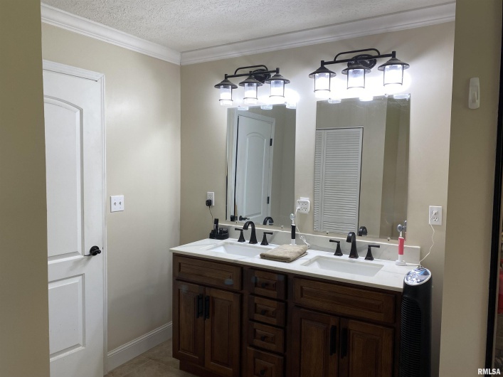 1640 PLEASANT RIDGE Road, Vienna, Illinois 62995-9, 3 Bedrooms Bedrooms, 0 ,2 BathroomsBathrooms,Residential,For Sale,PLEASANT RIDGE,0,RMAEB458080