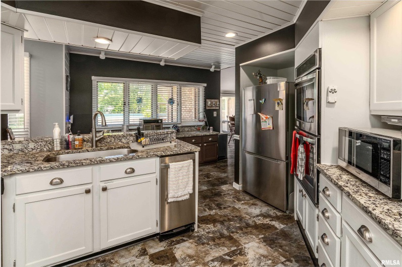 415 Reichert Drive, Marion, Illinois 62959, 4 Bedrooms Bedrooms, 0 ,3 BathroomsBathrooms,Residential,For Sale,Reichert,0,RMAEB458100
