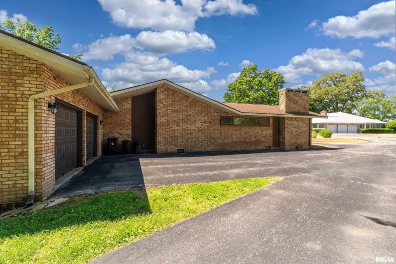 415 Reichert Drive, Marion, Illinois 62959, 4 Bedrooms Bedrooms, 0 ,3 BathroomsBathrooms,Residential,For Sale,Reichert,0,RMAEB458100