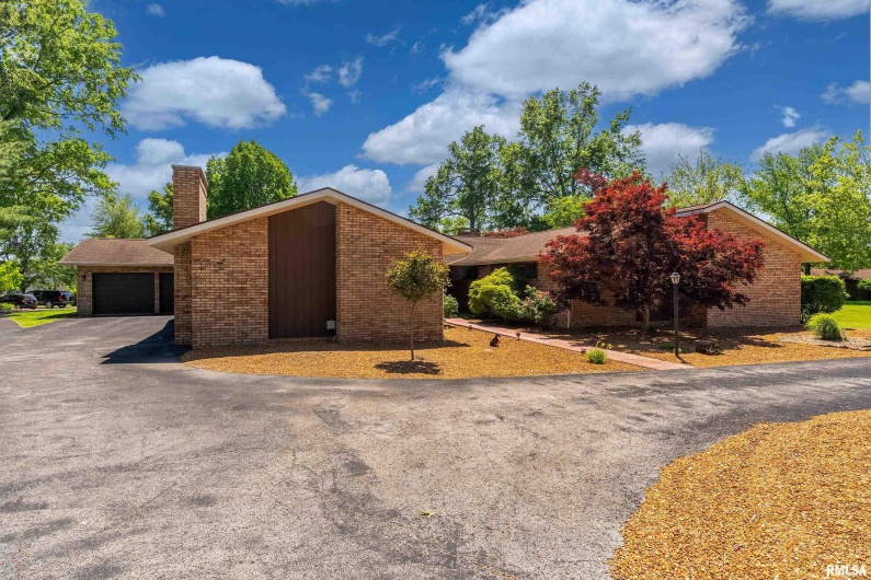 415 Reichert Drive, Marion, Illinois 62959, 4 Bedrooms Bedrooms, 0 ,3 BathroomsBathrooms,Residential,For Sale,Reichert,0,RMAEB458100