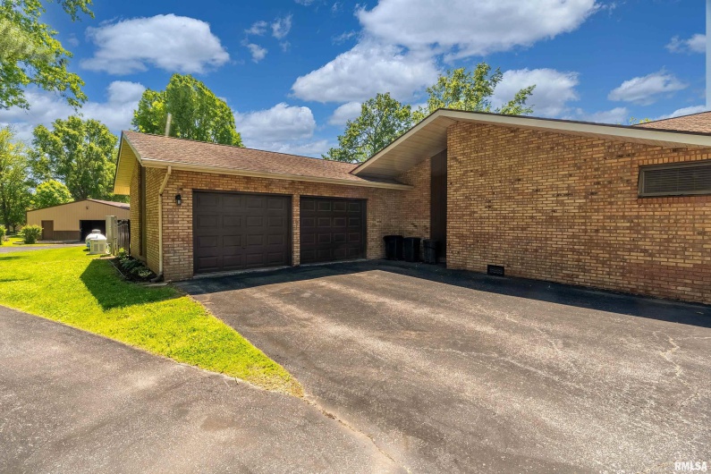 415 Reichert Drive, Marion, Illinois 62959, 4 Bedrooms Bedrooms, 0 ,3 BathroomsBathrooms,Residential,For Sale,Reichert,0,RMAEB458100