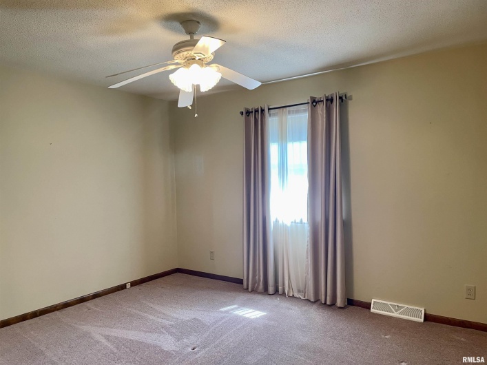201 Herrmann Drive, Ridgway, Illinois 62979, 3 Bedrooms Bedrooms, 0 ,2 BathroomsBathrooms,Residential,For Sale,Herrmann,0,RMAQC4263670