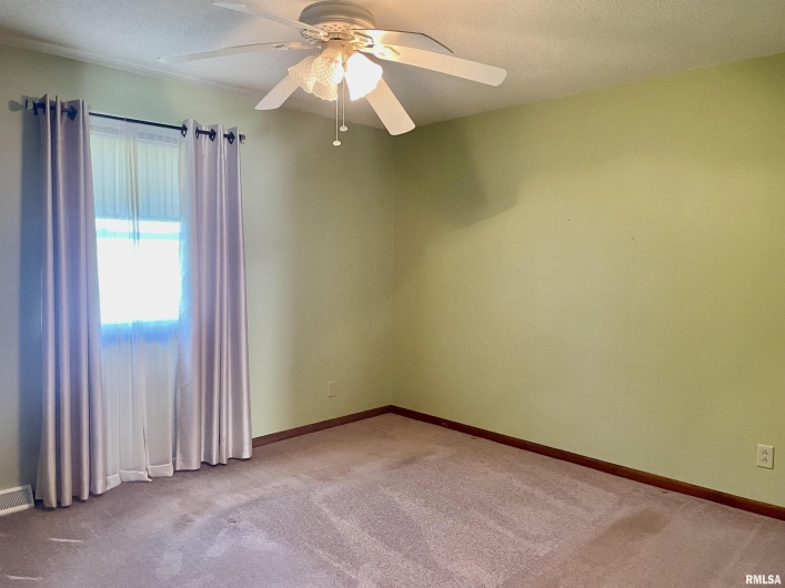 201 Herrmann Drive, Ridgway, Illinois 62979, 3 Bedrooms Bedrooms, 0 ,2 BathroomsBathrooms,Residential,For Sale,Herrmann,0,RMAQC4263670