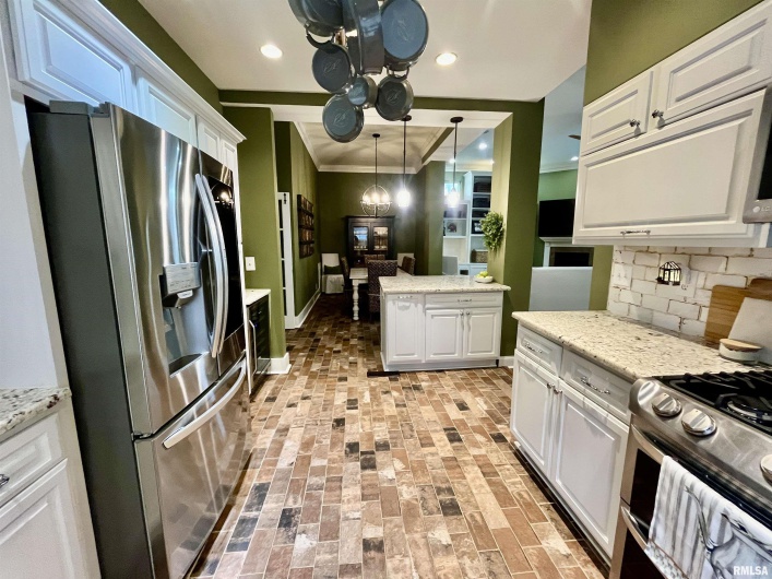 212 3RD Street, Metropolis, Illinois 62960, 4 Bedrooms Bedrooms, 0 ,3 BathroomsBathrooms,Residential,For Sale,3RD,0,RMAEB458137