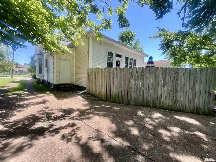 212 3RD Street, Metropolis, Illinois 62960, 4 Bedrooms Bedrooms, 0 ,3 BathroomsBathrooms,Residential,For Sale,3RD,0,RMAEB458137