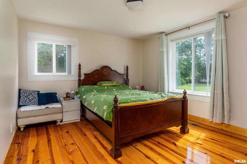 180 PINEHILL Lane, Harrisburg, Illinois 62946, 3 Bedrooms Bedrooms, 0 ,2 BathroomsBathrooms,Residential,For Sale,PINEHILL,0,RMAQC4263807