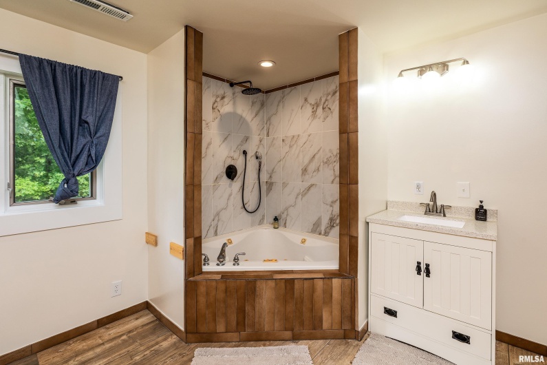 180 PINEHILL Lane, Harrisburg, Illinois 62946, 3 Bedrooms Bedrooms, 0 ,2 BathroomsBathrooms,Residential,For Sale,PINEHILL,0,RMAQC4263807