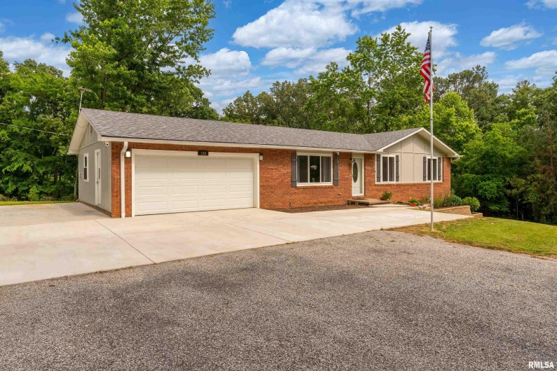 180 PINEHILL Lane, Harrisburg, Illinois 62946, 3 Bedrooms Bedrooms, 0 ,2 BathroomsBathrooms,Residential,For Sale,PINEHILL,0,RMAQC4263807