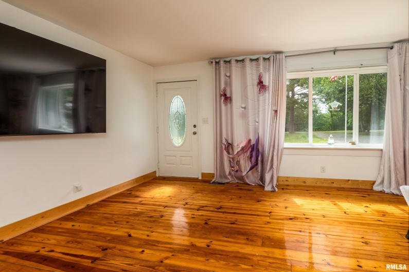 180 PINEHILL Lane, Harrisburg, Illinois 62946, 3 Bedrooms Bedrooms, 0 ,2 BathroomsBathrooms,Residential,For Sale,PINEHILL,0,RMAQC4263807