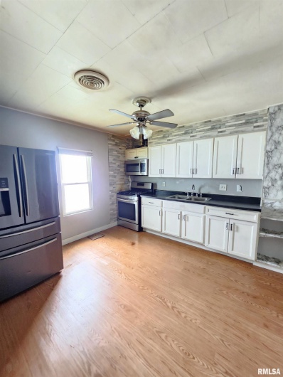 528 15TH Street, Murphysboro, Illinois 62966, 3 Bedrooms Bedrooms, 0 ,1 BathroomBathrooms,Residential,For Sale,15TH,0,RMAEB458192