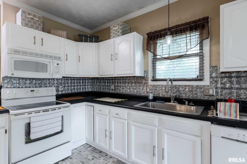 301 11TH Street, Herrin, Illinois 62948, 3 Bedrooms Bedrooms, 0 ,2 BathroomsBathrooms,Residential,For Sale,11TH,0,RMAQC4262970