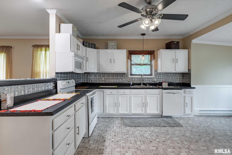 301 11TH Street, Herrin, Illinois 62948, 3 Bedrooms Bedrooms, 0 ,2 BathroomsBathrooms,Residential,For Sale,11TH,0,RMAQC4262970