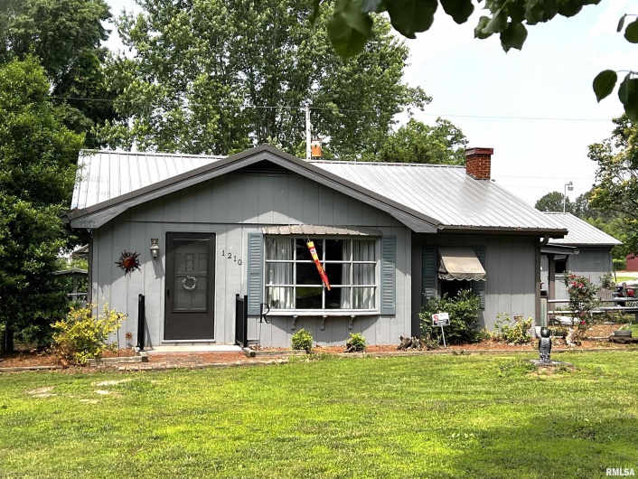 1210 PETERSON Avenue, Johnston City, Illinois 62951, 2 Bedrooms Bedrooms, 0 ,1 BathroomBathrooms,Residential,For Sale,PETERSON,0,RMAQC4263893
