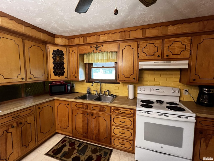 1210 PETERSON Avenue, Johnston City, Illinois 62951, 2 Bedrooms Bedrooms, 0 ,1 BathroomBathrooms,Residential,For Sale,PETERSON,0,RMAQC4263893