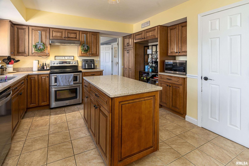 1405 MATTHEW Drive, Marion, Illinois 62959, 4 Bedrooms Bedrooms, 0 ,2 BathroomsBathrooms,Residential,For Sale,MATTHEW,0,RMAEB457321