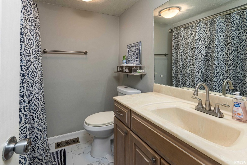 1405 MATTHEW Drive, Marion, Illinois 62959, 4 Bedrooms Bedrooms, 0 ,2 BathroomsBathrooms,Residential,For Sale,MATTHEW,0,RMAEB457321