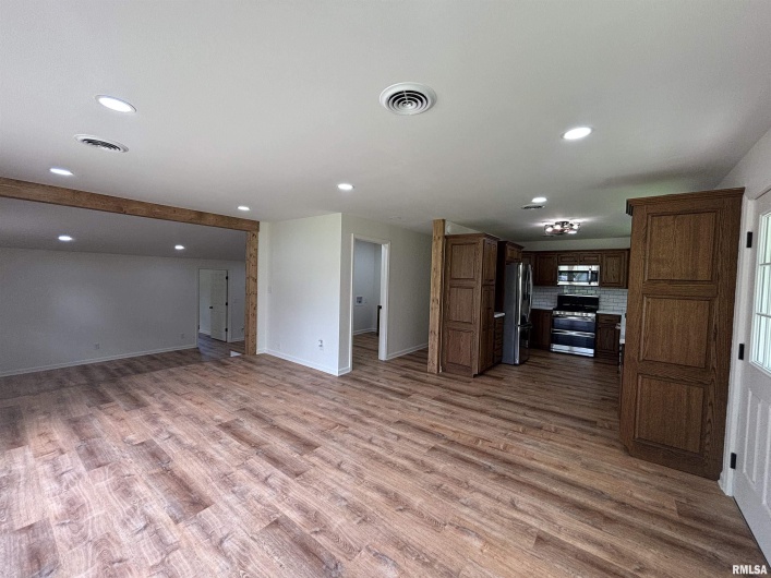 208 Dorris Drive, Metropolis, Illinois 62960, 3 Bedrooms Bedrooms, 0 ,2 BathroomsBathrooms,Residential,For Sale,Dorris,0,RMAEB458257