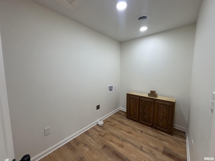 208 Dorris Drive, Metropolis, Illinois 62960, 3 Bedrooms Bedrooms, 0 ,2 BathroomsBathrooms,Residential,For Sale,Dorris,0,RMAEB458257