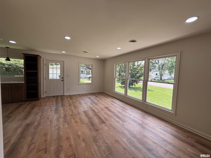 208 Dorris Drive, Metropolis, Illinois 62960, 3 Bedrooms Bedrooms, 0 ,2 BathroomsBathrooms,Residential,For Sale,Dorris,0,RMAEB458257