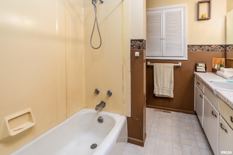 301 ORCHARD Drive, Carbondale, Illinois 62901, 4 Bedrooms Bedrooms, 0 ,2 BathroomsBathrooms,Residential,For Sale,ORCHARD,0,RMAEB458293
