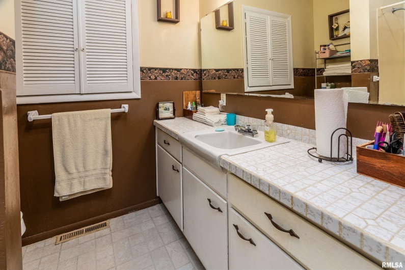 301 ORCHARD Drive, Carbondale, Illinois 62901, 4 Bedrooms Bedrooms, 0 ,2 BathroomsBathrooms,Residential,For Sale,ORCHARD,0,RMAEB458293