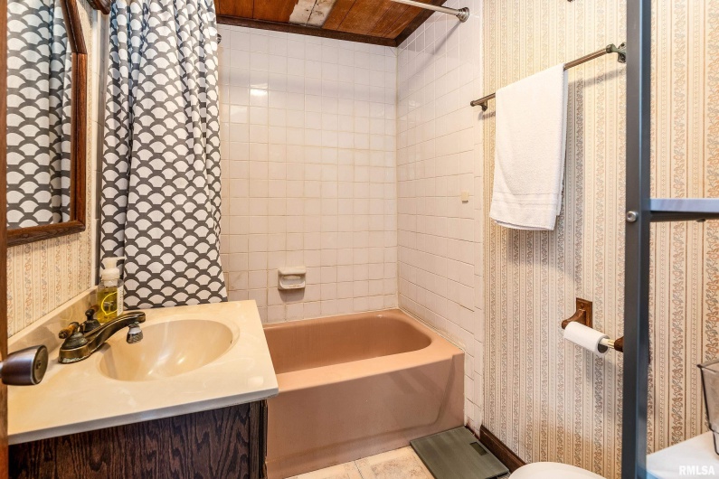 301 ORCHARD Drive, Carbondale, Illinois 62901, 4 Bedrooms Bedrooms, 0 ,2 BathroomsBathrooms,Residential,For Sale,ORCHARD,0,RMAEB458293