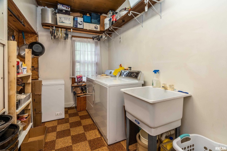 301 ORCHARD Drive, Carbondale, Illinois 62901, 4 Bedrooms Bedrooms, 0 ,2 BathroomsBathrooms,Residential,For Sale,ORCHARD,0,RMAEB458293