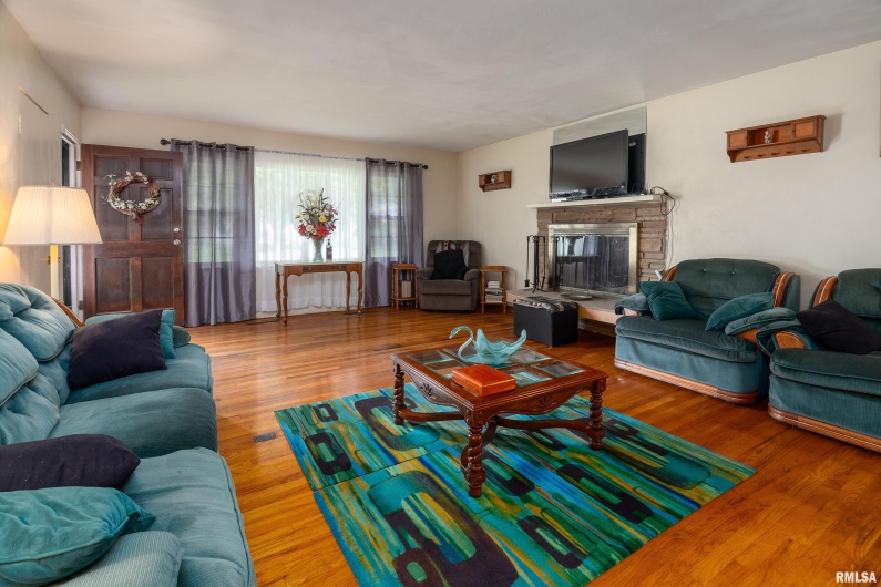 301 ORCHARD Drive, Carbondale, Illinois 62901, 4 Bedrooms Bedrooms, 0 ,2 BathroomsBathrooms,Residential,For Sale,ORCHARD,0,RMAEB458293